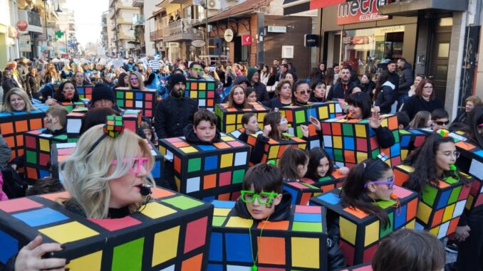 Ενθουσίασαν οι λιλιπούτειοι καρναβαλιστές στο παιδικό καρναβάλι του Τυρνάβου (ΦΩΤΟ+video)