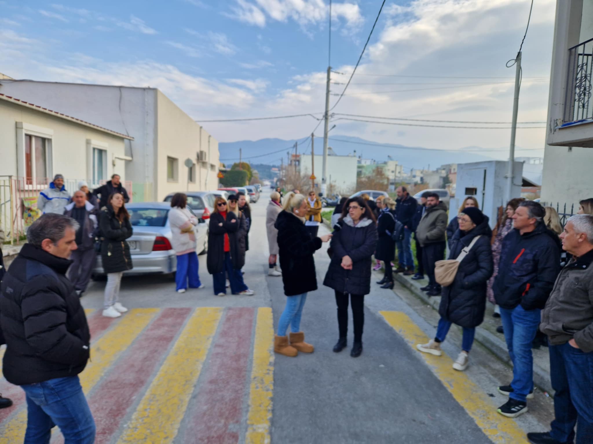 Νέα συγκέντρωση γονέων έξω από το 27ο Δημοτικό Σχολείο Βόλου