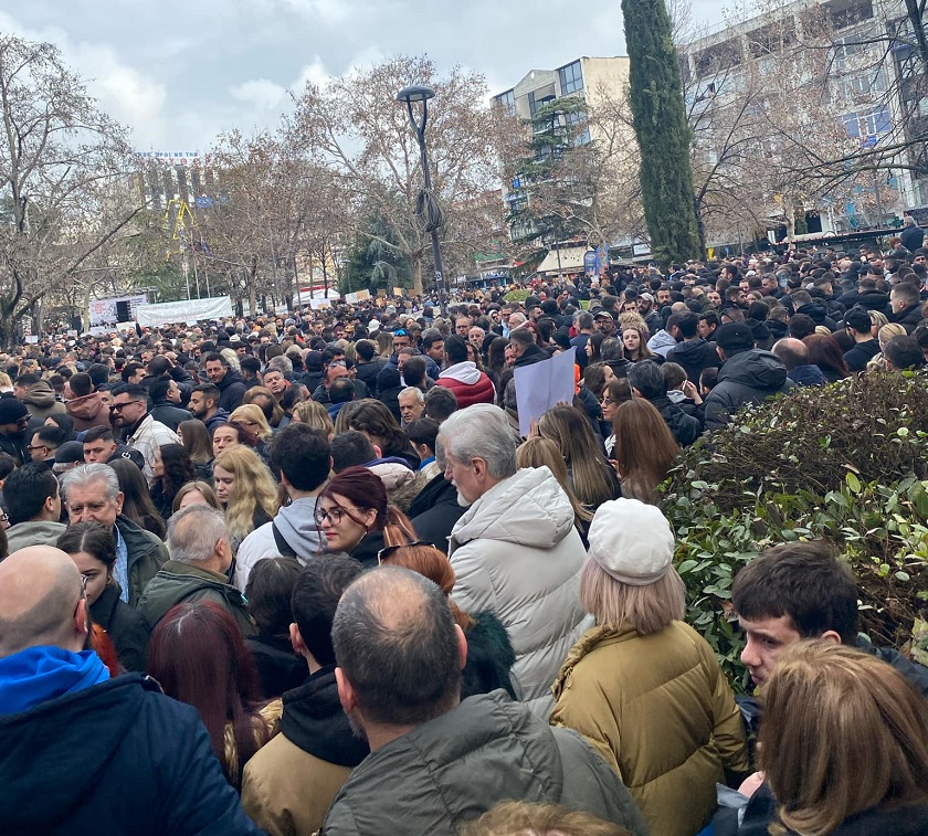 Απίστευτη συγκεντρωση: όλη η Λάρισα στην πλατεία για τα Τεμπη-δεκάδες χιλιάδες κόσμου (ΦΩΤΟ+video)