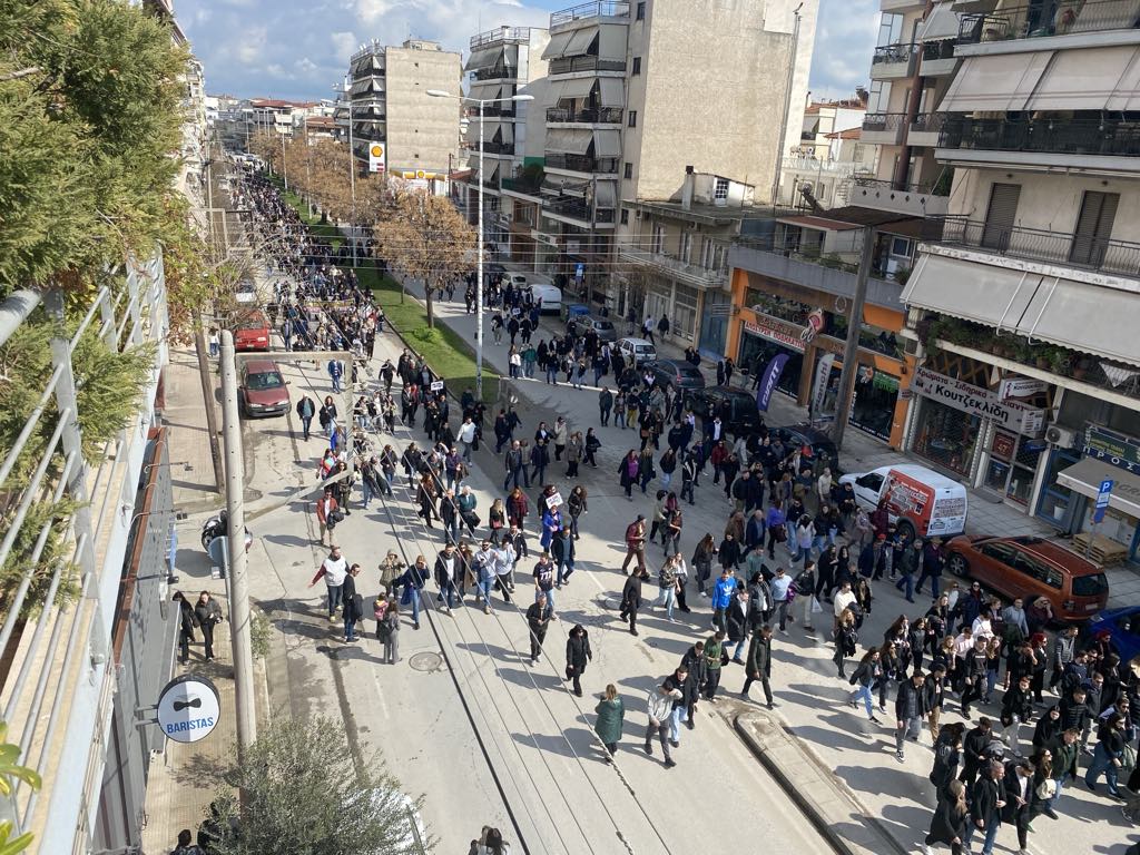 Οι Λαρισαίοι μίλησαν: Πάνδημη απαίτηση για δικαιοσύνη-πρωτόγνωρο συλλαλητήριο και πορεία προς το σταθμό (ΦΩΤΟ+video)