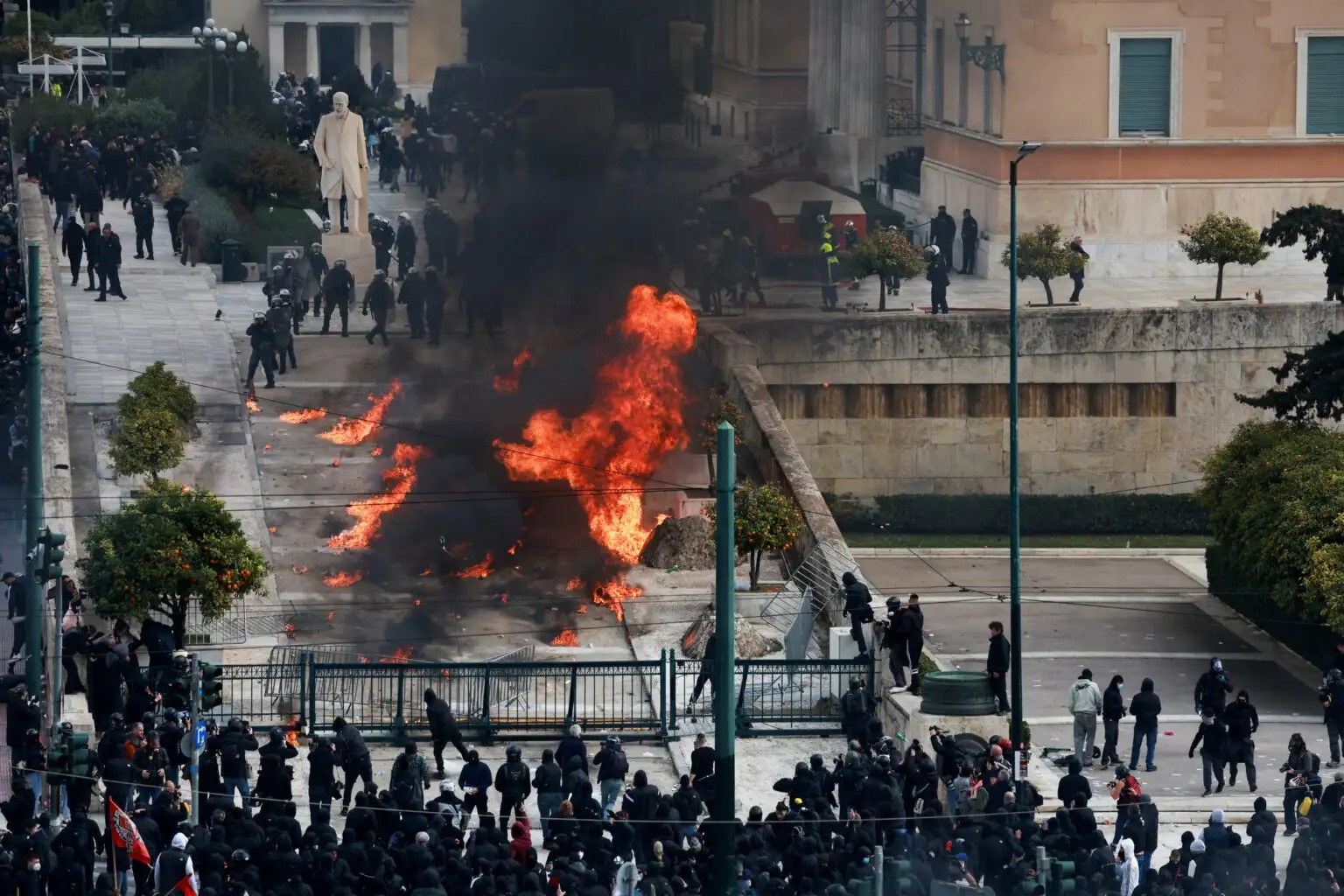 Καίγεται το Σύνταγμα: Τρέχει να σωθεί ο κόσμος, δεν έχει οξυγόνο!