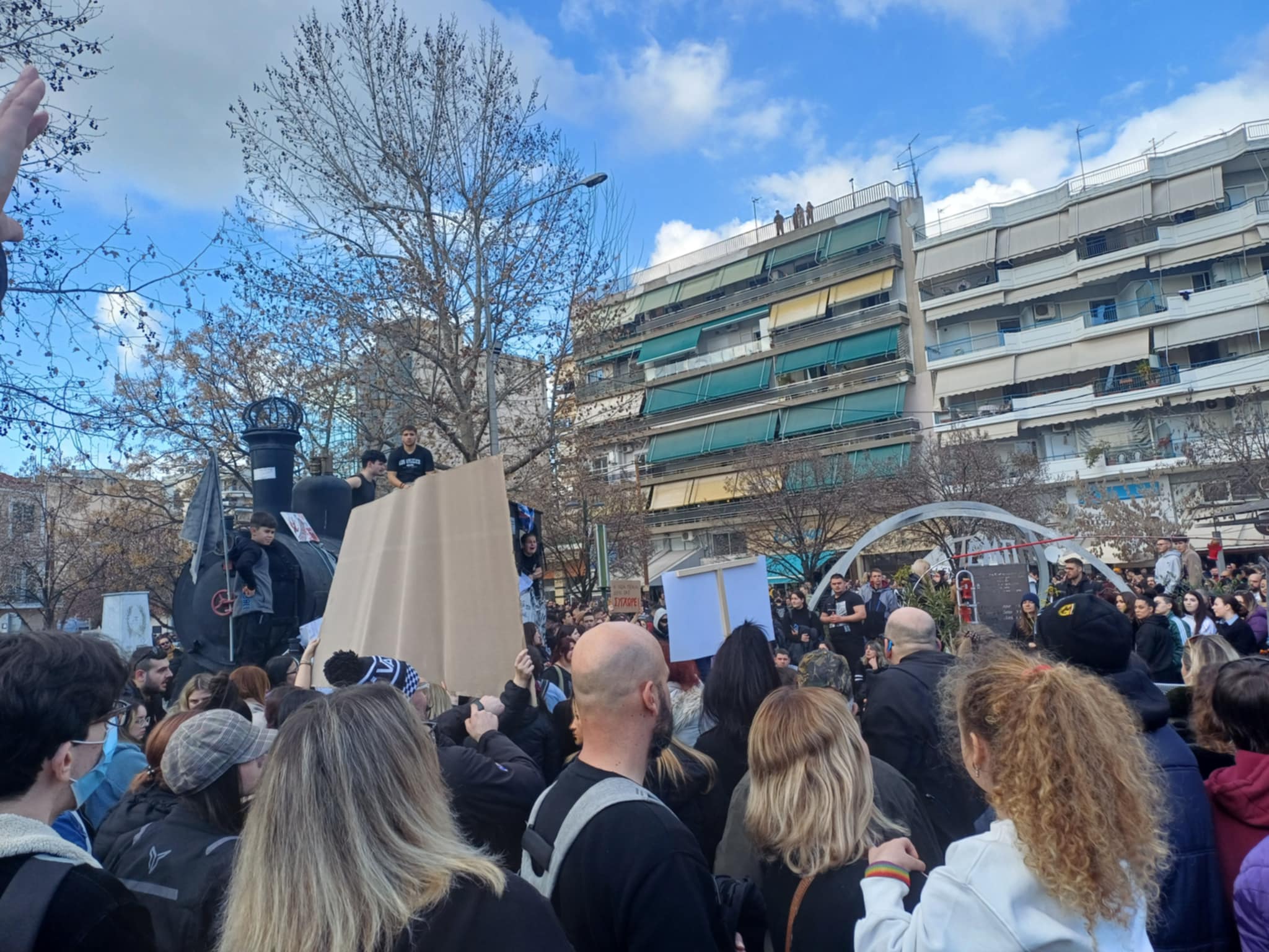 Στον Σταθμό κατέληξε η μεγαλειώδης πορεία στη Λάρισα- απίστευτος αριθμός διαδηλωτών (ΦΩΤΟ+video)