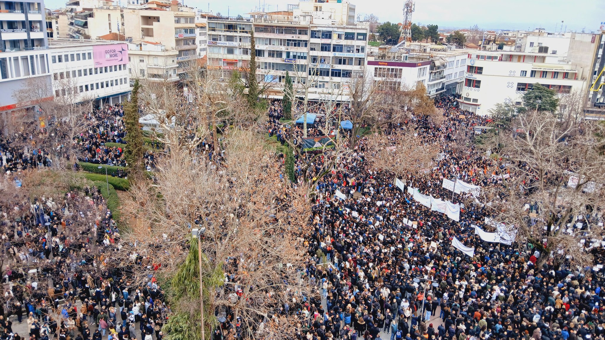 Βούλιαξε η Λάρισα: Ενωμένη ειρηνικά  τίμησε τους νεκρούς και τραυματίες των Τεμπών.-Μοναδικές εικόνες