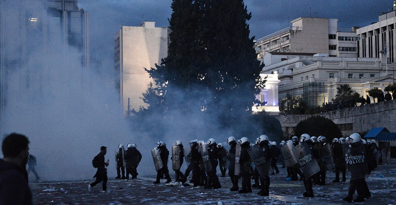 Νέος γύρος επεισοδίων στο Σύνταγμα με χημικά και μάχες σώμα με σώμα μεταξύ αστυνομίας και διαδηλωτών- Εκκενώνεται η πλατεία