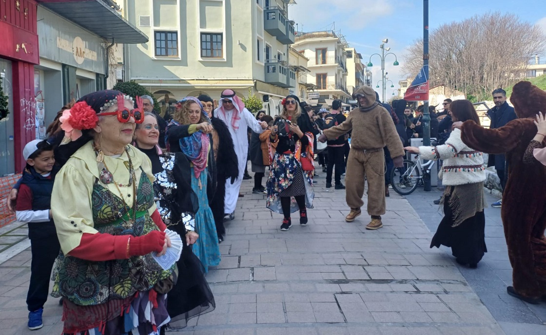 Μετά το συλλαλητήριο το κέντρο της Λάρισας σήμερα γέμισε με μπουλούκια και...  «Αποκριάς Δρώμενα » (ΦΩΤΟ+video)