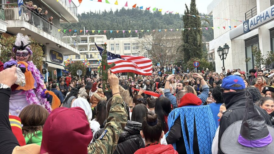 Φαρσαλινό Καρναβάλι: Καρναβαλιστές ξεχύθηκαν στους δρόμους