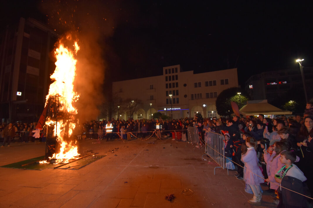 Παραδόθηκε στην πυρά ο Βασιλιας Καρνάβαλος στη Καρδίτσα! (ΦΩTO)