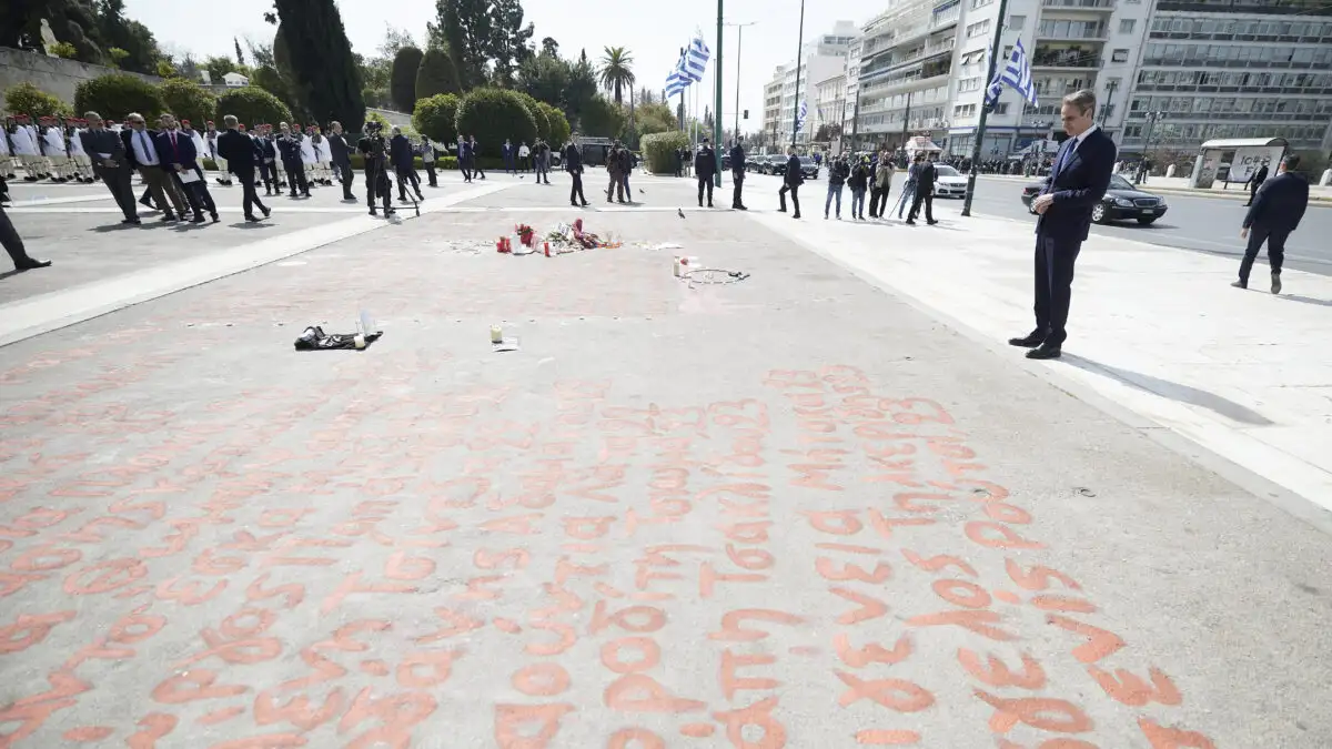 Υπόκλιση του πρωθυπουργού στα ονόματα των θυμάτων των Τεμπών στο Σύνταγμα