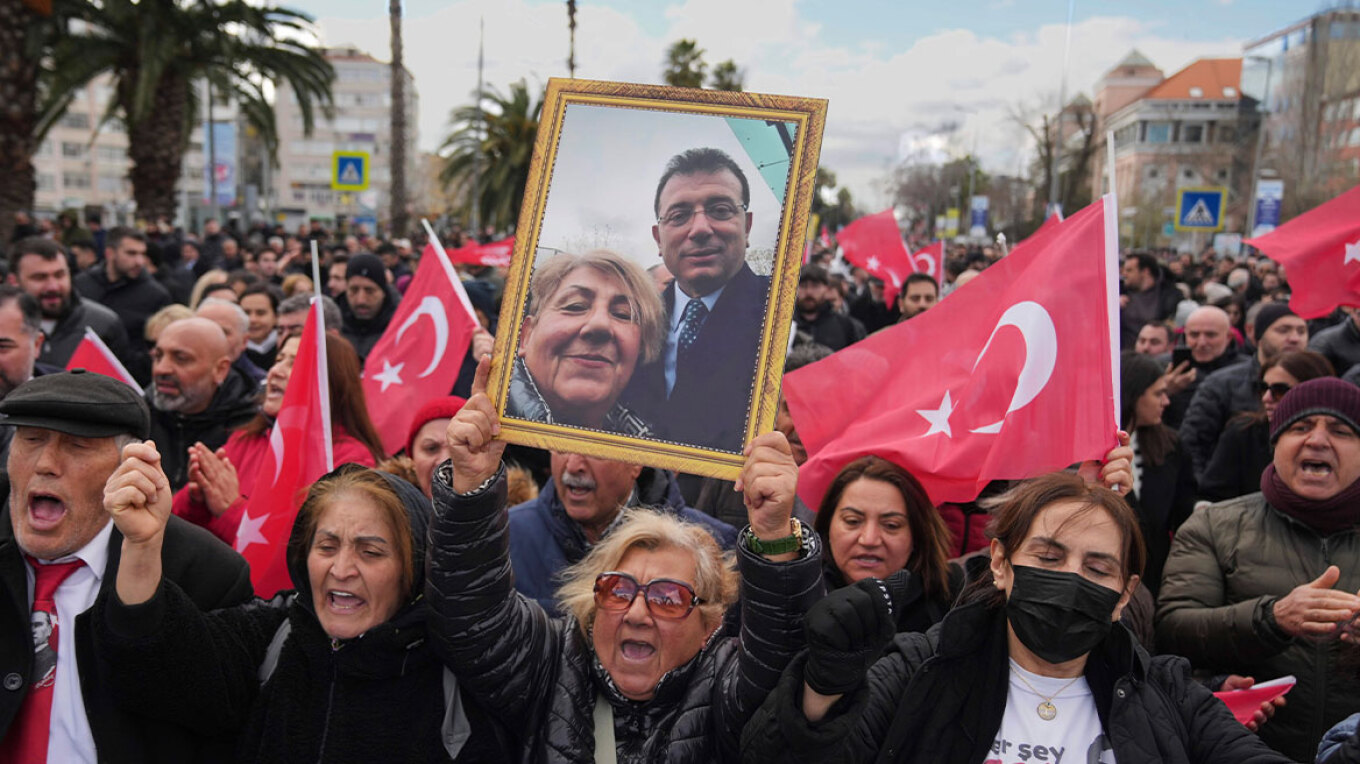 Οι 105 που μαζί με τον Ιμάμογλου συνελήφθησαν για διαφθορά και τρομοκρατία - Δήμαρχοι, επιχειρηματίες κι ένας τραγουδιστής