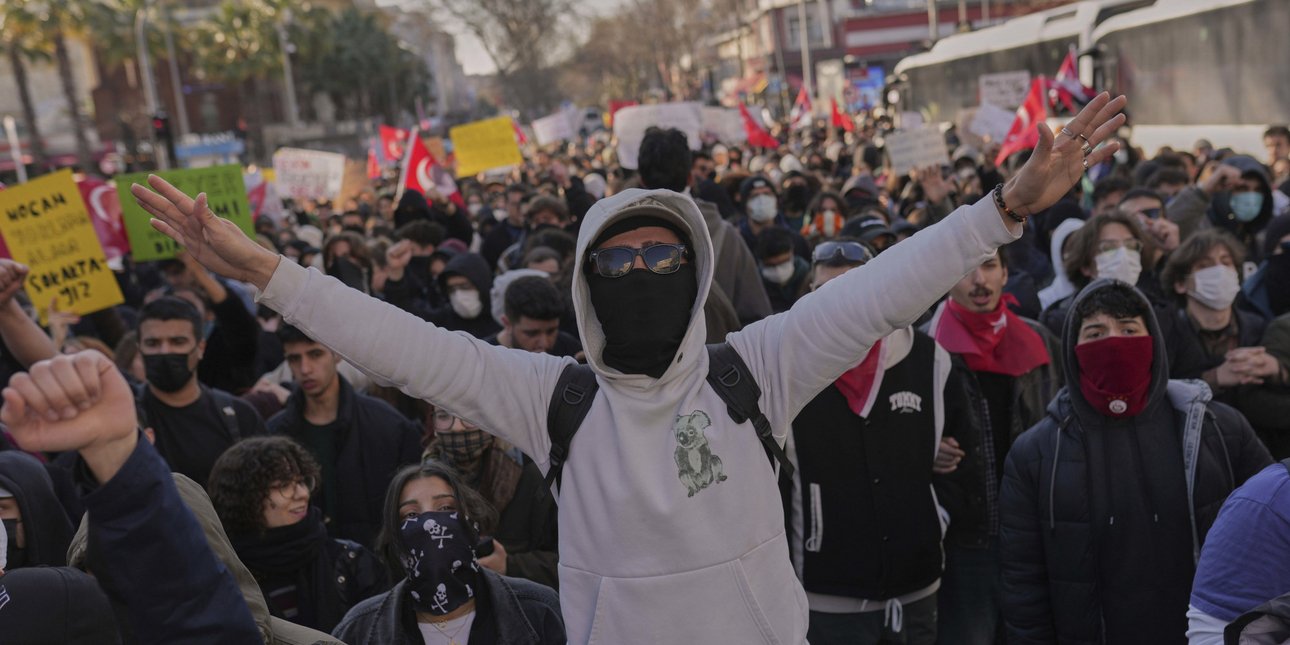 Τουρκία: Χιλιάδες στους δρόμους για τον Ιμάμογλου: Διαδηλωτές αψηφούν τις απαγορεύσεις