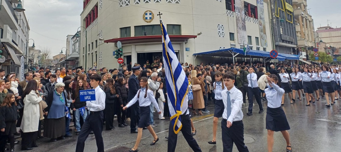 Υπό βροχή πλήθος κόσμου παρακολούθησε την παρέλαση στη Λάρισα (ΦΩΤΟ+video)