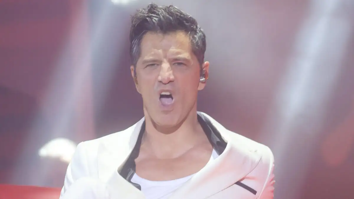 ΣΥΓΧΡΟΝΗ ΖΩΗ - Σάκης Ρουβάς: Το ατύχημα του τραγουδιστή και η στιγμή της πτώσης του από πλατφόρμα στα μπουζούκια ΣΥΓΧΡΟΝΗ ΖΩΗ - Σάκης Ρουβάς: Το ατύχημα του τραγουδιστή και η στιγμή της πτώσης του από πλατφόρμα στα μπουζούκια