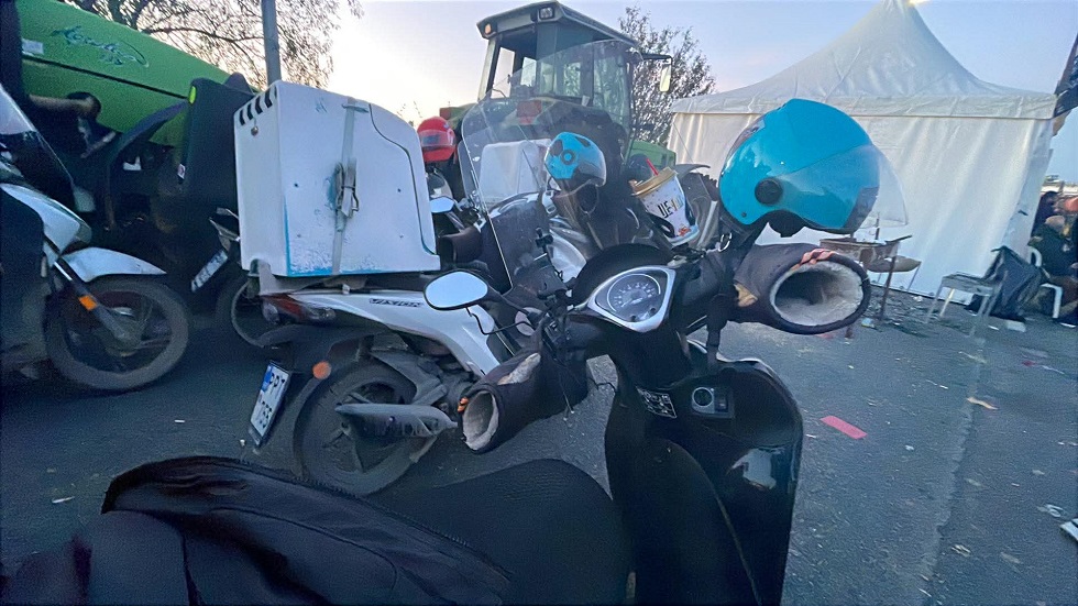 Συμπαράσταση το απόγευμα στο μπλόκο της Νίκαιας από ντελιβεράδες Συμπαράσταση το απόγευμα στο μπλόκο της Νίκαιας από ντελιβεράδες