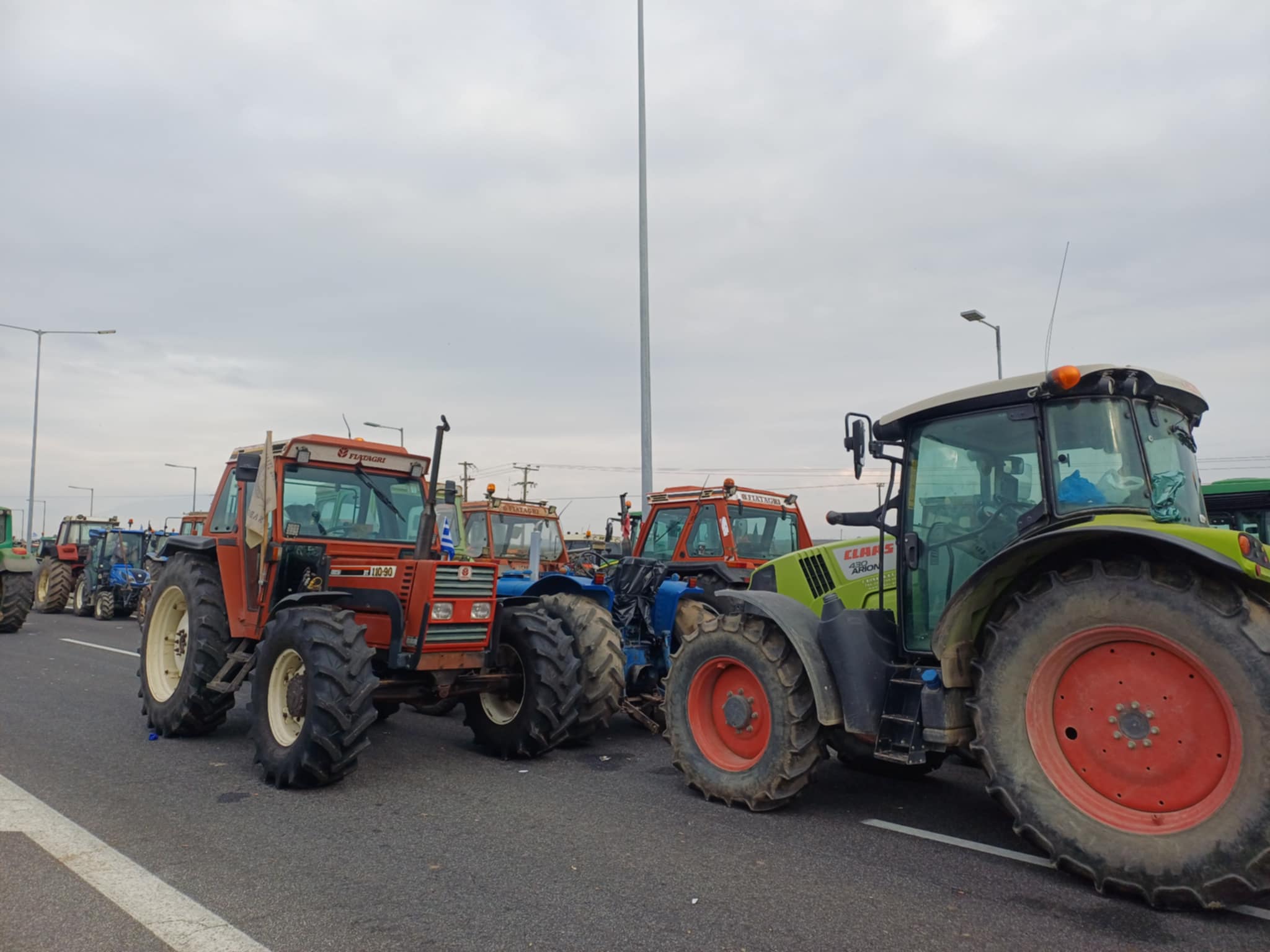Νέα ενίσχυση με 100 τρακτέρ από περιοχή Τυρνάβου στο μπλόκο Νίκαιας-έκλεισαν τον Ε-65 και στον Λόγγο Τρικάλων (ΦΩΤΟ+video)