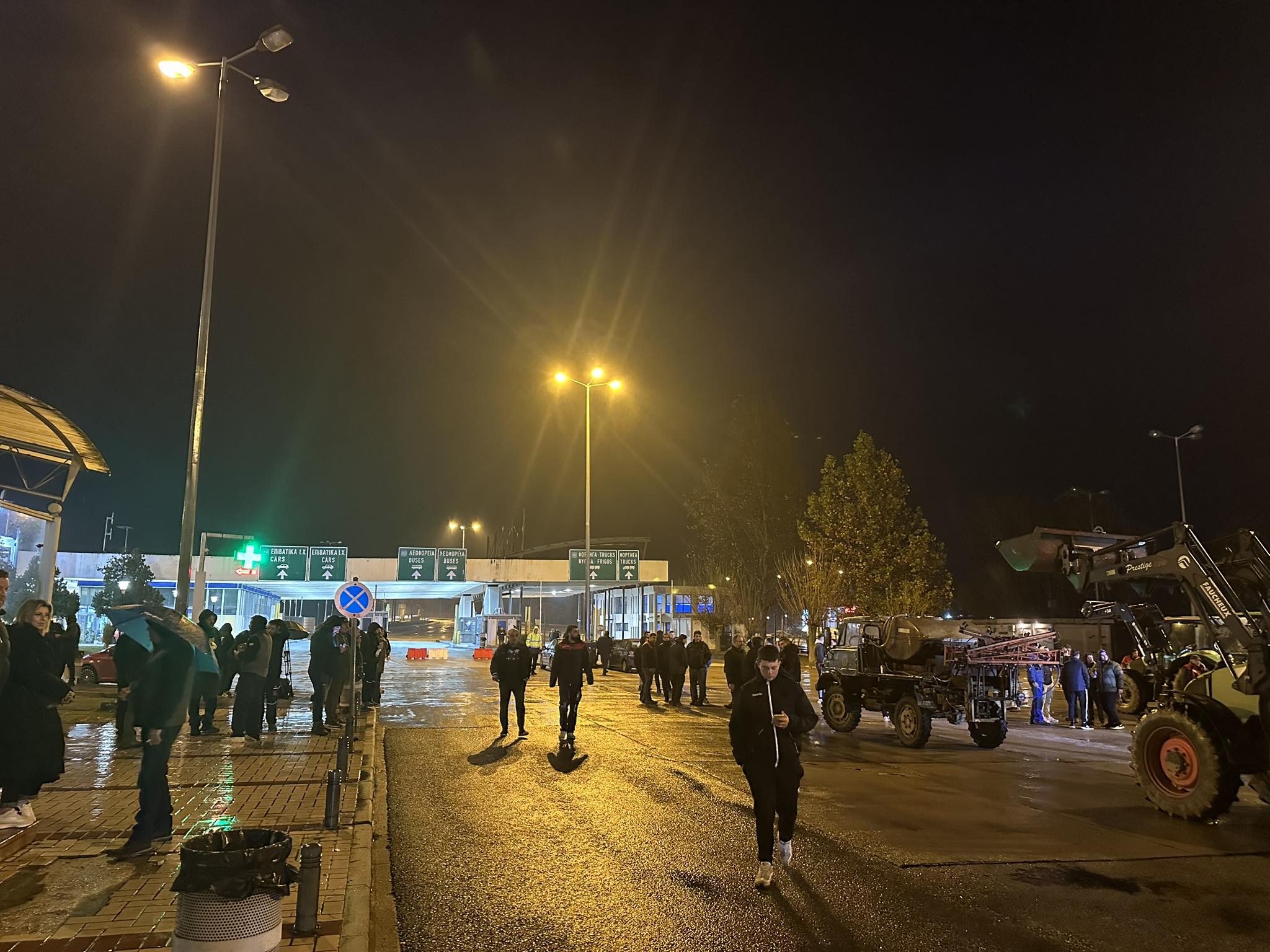 ΕΛΛΑΔΑ - Σέρρες: Έφτασαν στον Προμαχώνα οι αγρότες και απέκλεισαν το Τελωνείο ΕΛΛΑΔΑ - Σέρρες: Έφτασαν στον Προμαχώνα οι αγρότες και απέκλεισαν το Τελωνείο