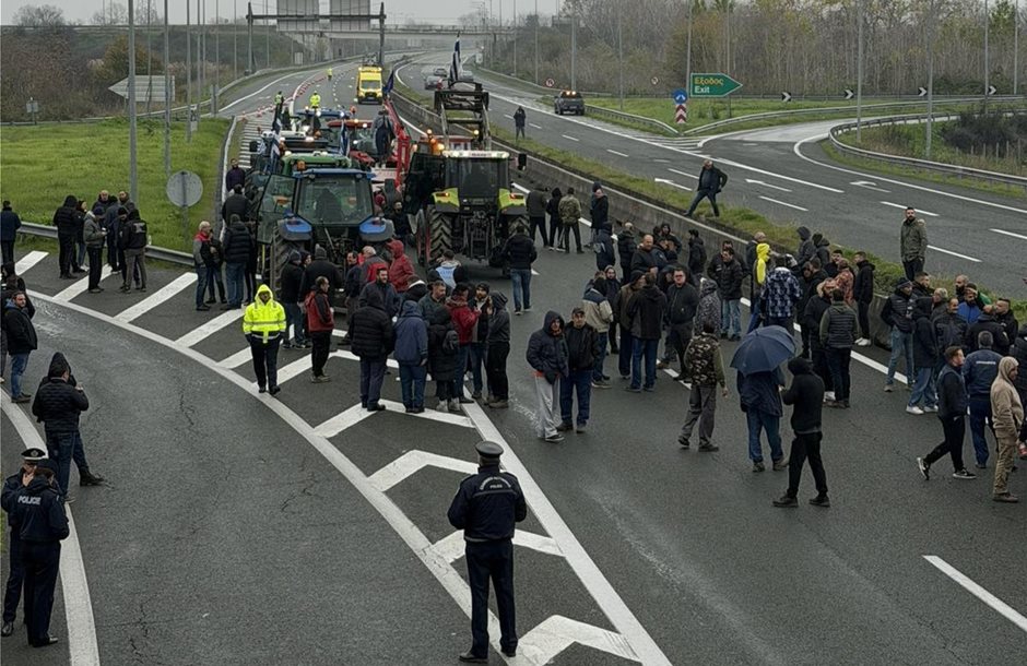 Αγροτικά - Επ- αόριστον κλείσιμο του ενός ρεύματος στην Εγνατία Οδό από τους αγρότες της Ημαθίας Αγροτικά - Επ- αόριστον κλείσιμο του ενός ρεύματος στην Εγνατία Οδό από τους αγρότες της Ημαθίας