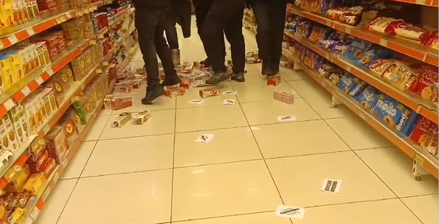 ΒΟΛΟΣ - Βόλος: Η στιγμή που νεαροί πέταξαν και ποδοπάτησαν προϊόντα Βιολάντα σε ράφια σούπερ μάρκετ (βίντεο) ΒΟΛΟΣ - Βόλος: Η στιγμή που νεαροί πέταξαν και ποδοπάτησαν προϊόντα Βιολάντα σε ράφια σούπερ μάρκετ (βίντεο)