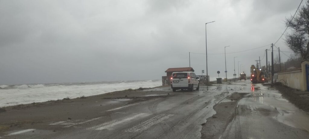 ΛΑΡΙΣΑ - Νερά της θάλασσας πλημμύρισαν παραλιακούς δρόμους στoν Αγιόκαμπο ΛΑΡΙΣΑ - Νερά της θάλασσας πλημμύρισαν παραλιακούς δρόμους στoν Αγιόκαμπο