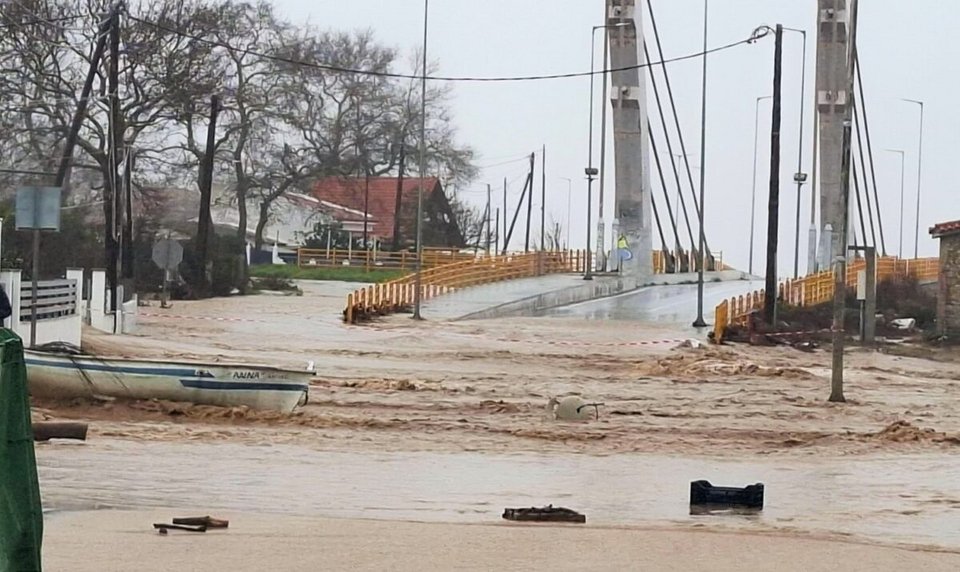 Ισχυρές βροχές σε όλη τη χώρα - 189 χιλιοστά βροχής στο Πήλιο - Πλημμύρισε η παραλιακή στον Αγιόκαμπο