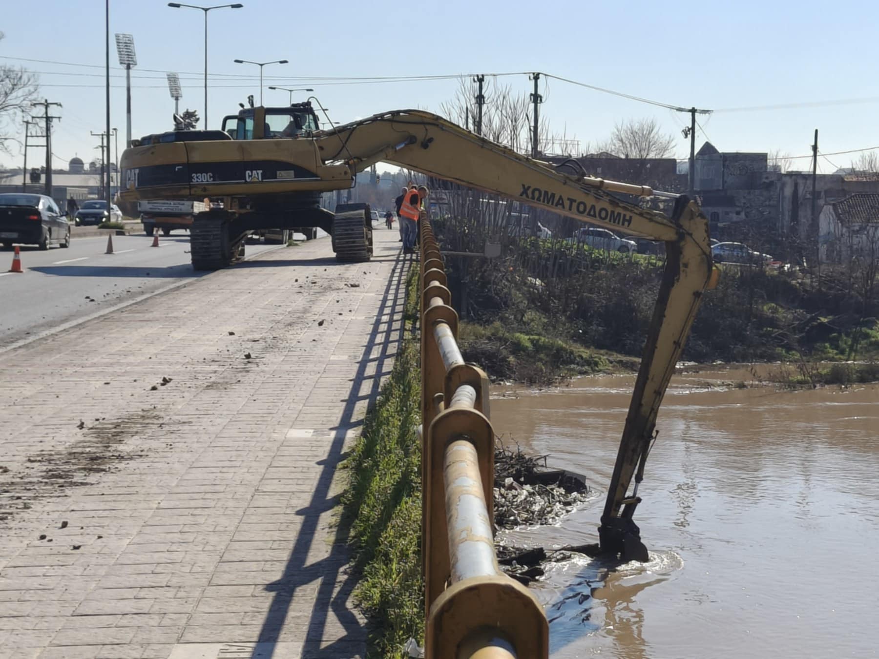 Επιχείρηση απομάκρυνσης φερτών στον Πηνειό στη γέφυρα Γιάννουλης- διεφυγε τον κίνδυνο η Λάρισα (ΦΩΤΟ+video)
