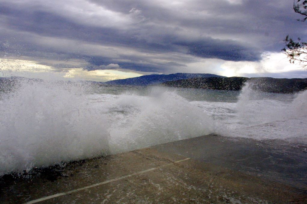 Έκτακτο δελτίο Πολιτικής Προστασίας Περιφέρειας : Επιδείνωση του καιρού από σήμερα βράδυ με ισχυρές βροχές, καταιγίδες