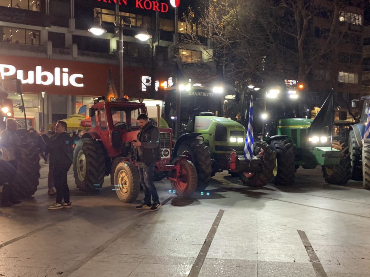 ΛΑΡΙΣΑ - Τα τρακτέρ στην κεντρική πλατεία της Λάρισας σήμερα το απόγευμα ΛΑΡΙΣΑ - Τα τρακτέρ στην κεντρική πλατεία της Λάρισας σήμερα το απόγευμα