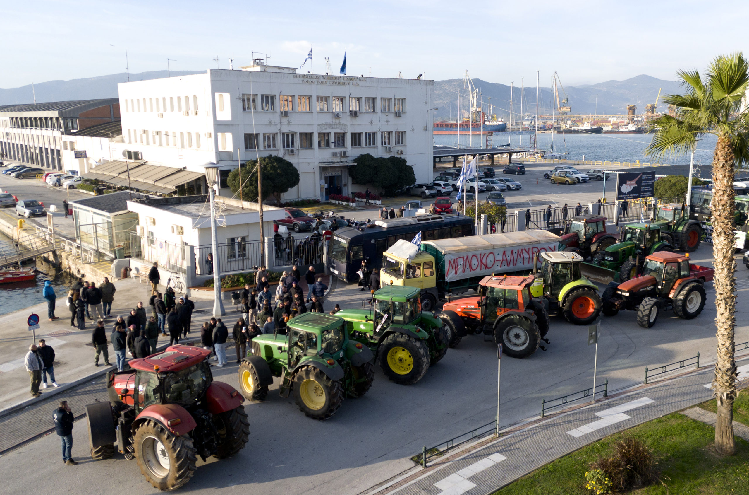 ΒΟΛΟΣ - Βόλος: Με κομβόι στο λιμάνι σήμερα αγρότες και κτηνοτρόφοι από την Μαγνησία ΒΟΛΟΣ - Βόλος: Με κομβόι στο λιμάνι σήμερα αγρότες και κτηνοτρόφοι από την Μαγνησία