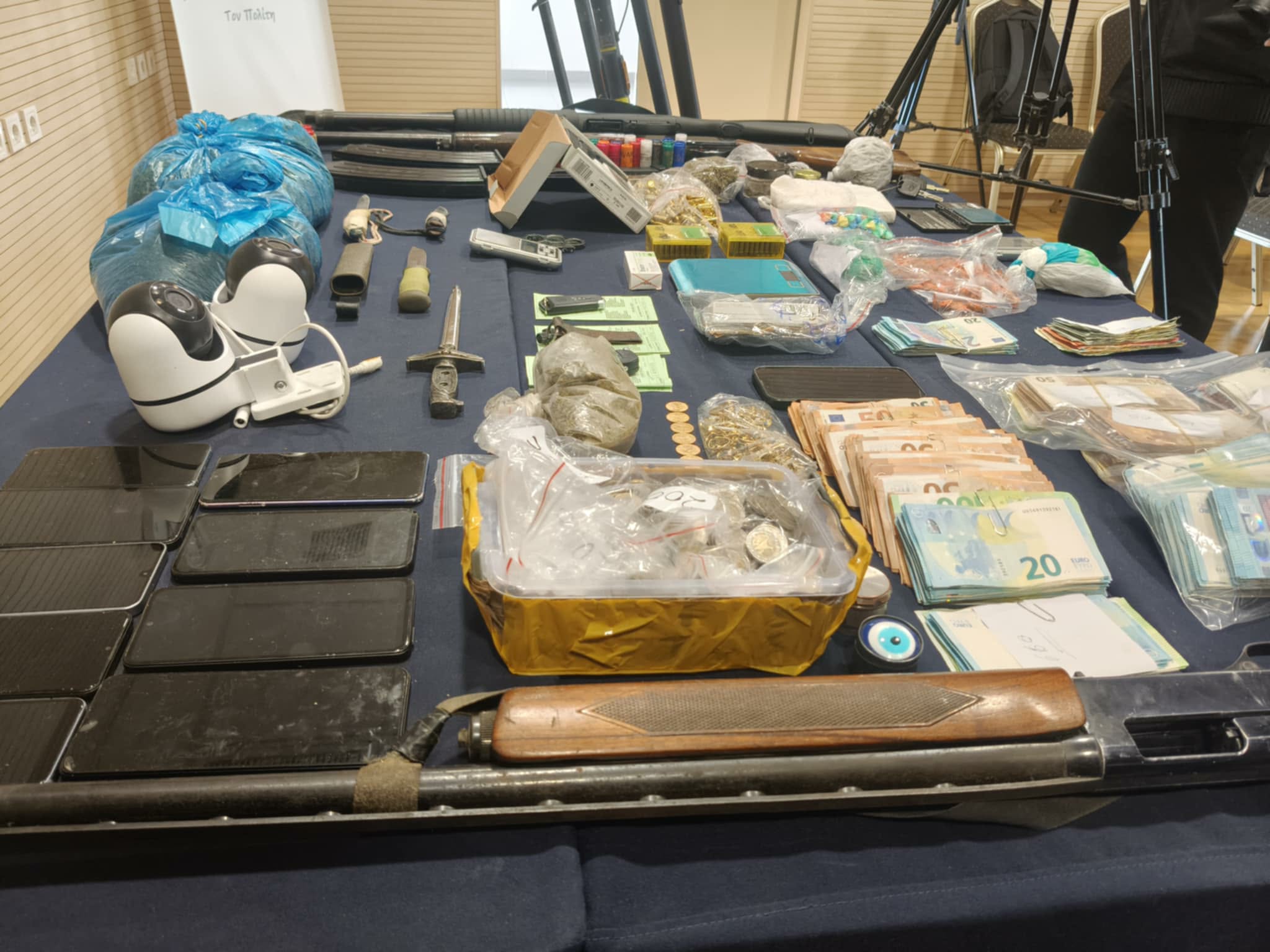 ΒΟΛΟΣ - Πλήγμα στο κύκλωμα ναρκωτικών του Βόλου: Κατασχέθηκαν χασίς, κοκαΐνη, ηρωίνη, λίρες και όπλα (ΦΩΤΟ) ΒΟΛΟΣ - Πλήγμα στο κύκλωμα ναρκωτικών του Βόλου: Κατασχέθηκαν χασίς, κοκαΐνη, ηρωίνη, λίρες και όπλα (ΦΩΤΟ)