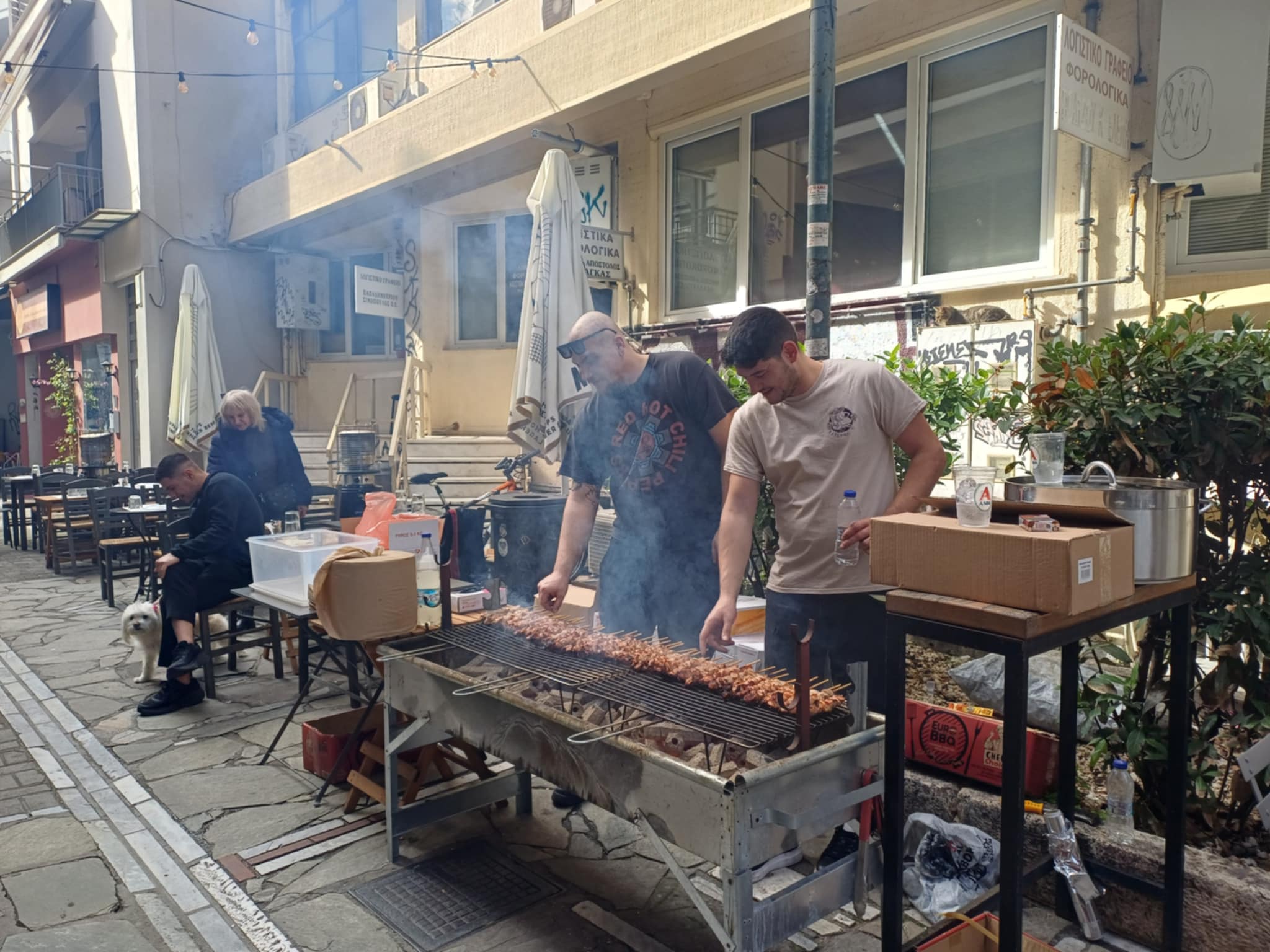 Το τσικνίζουν οι Λαρισαίοι με τους ήχους κλαρίνων- πήραν φωτιά οι ψησταριές (ΦΩΤΟ+video)