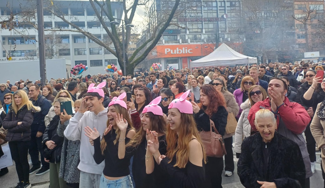 Άναψε το κέφι στην κεντρική πλατεία με Τόνι Σφίνο, Αντωνέλα, σουβλάκι και κρασί (ΦΩΤΟ+video)