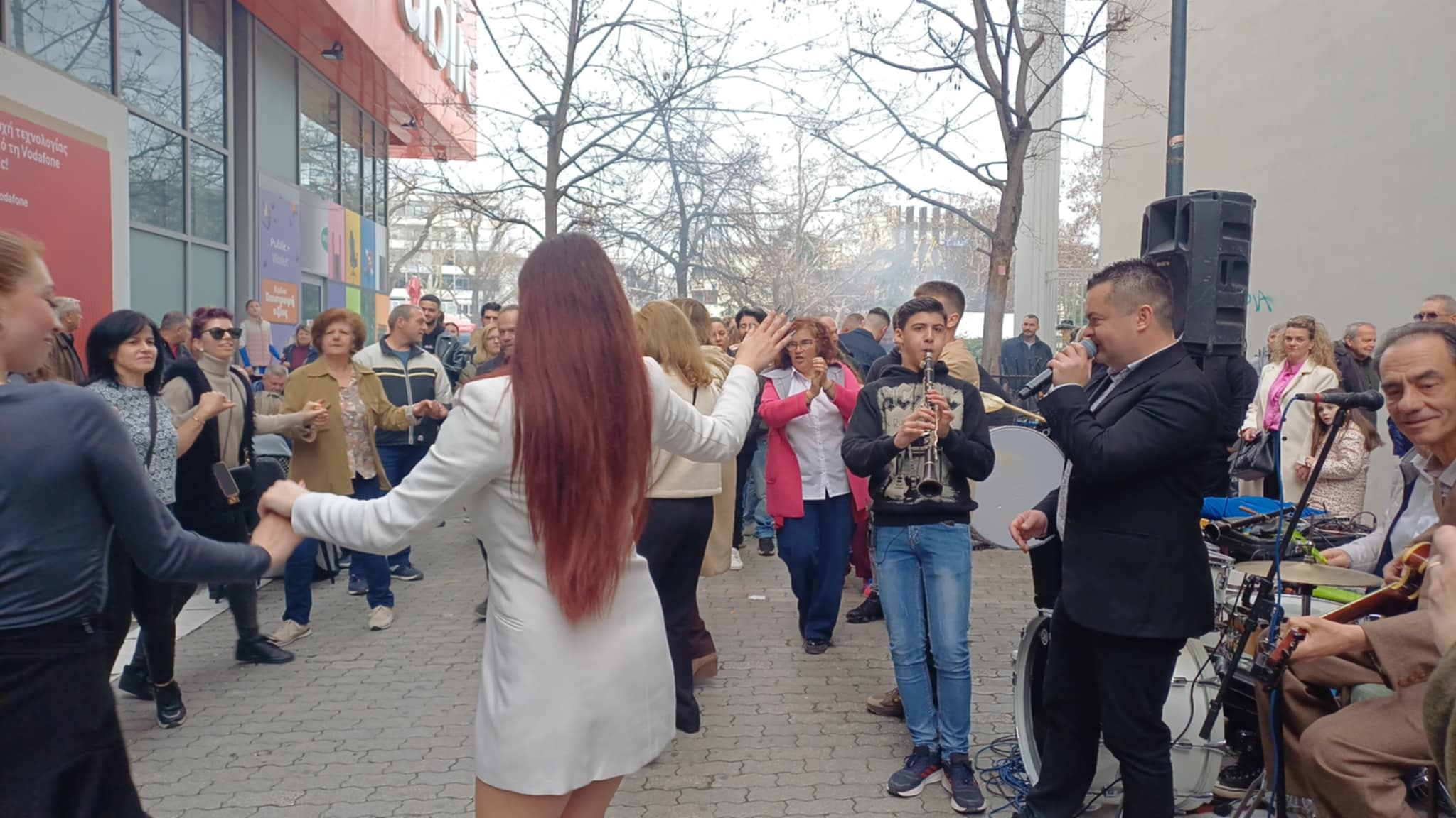 Το αδιαχώρητο στα μπαρ στο κέντρο της Λάρισας- ξεφαντώνουν οι Λαρισαίοι με τους ήχους χάλκινων και κλαρίνου (ΦΩΤΟ+video)