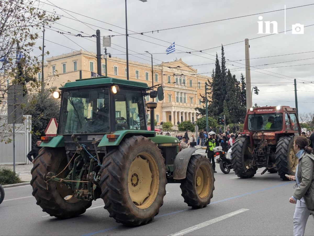 Αγροτικά - Σε εξέλιξη το συλλαλητήριο έξω από τη Βουλή -Παρατεταγμένα τα τρακτέρ, θα κοιμηθούν στο Σύνταγμα οι αγρότες (ΦΩΤΟ και βίντεο) Αγροτικά - Σε εξέλιξη το συλλαλητήριο έξω από τη Βουλή -Παρατεταγμένα τα τρακτέρ, θα κοιμηθούν στο Σύνταγμα οι αγρότες (ΦΩΤΟ και βίντεο)
