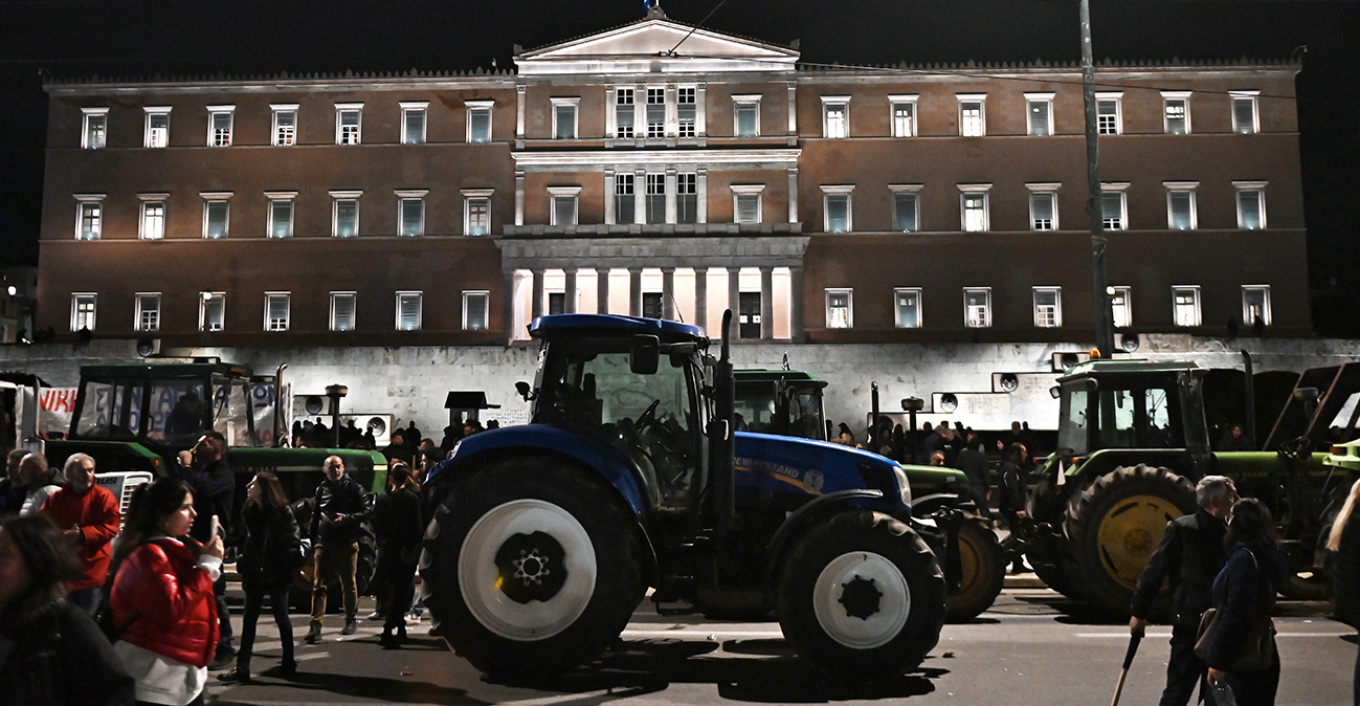 Παρατεταγμένα τα τρακτέρ έξω από τη Βουλή, στο Σύνταγμα θα διανυκτερεύσουν οι αγρότες