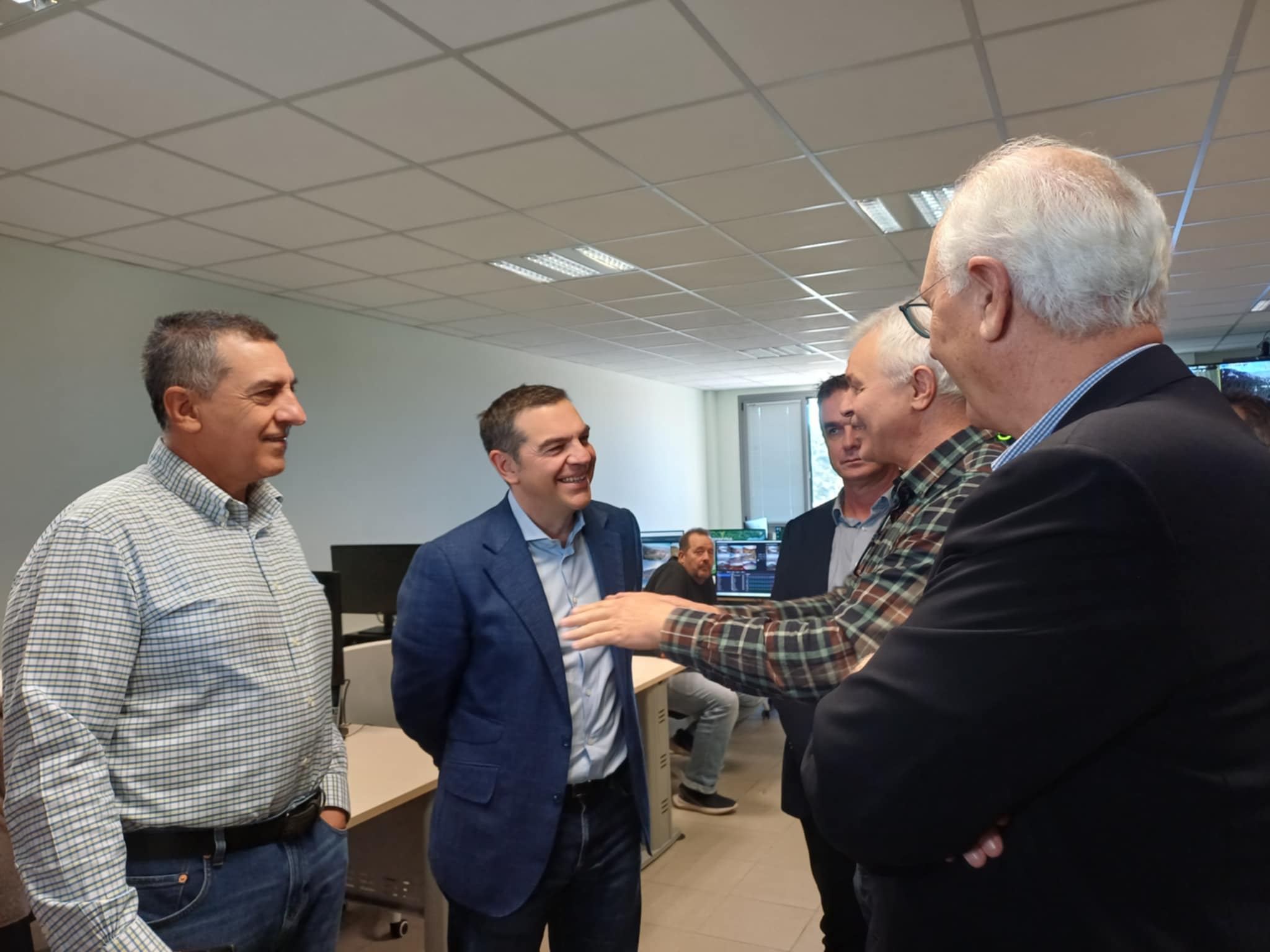 Τι είπε με το Γιάννη Αλεξούλη ο Αλέξης Τσίπρας για τη χθεσινή ισοπαλία της ΑΕΛ στη Λεωφόρο (ΦΩΤΟ) Τι είπε με το Γιάννη Αλεξούλη ο Αλέξης Τσίπρας για τη χθεσινή ισοπαλία της ΑΕΛ στη Λεωφόρο (ΦΩΤΟ)