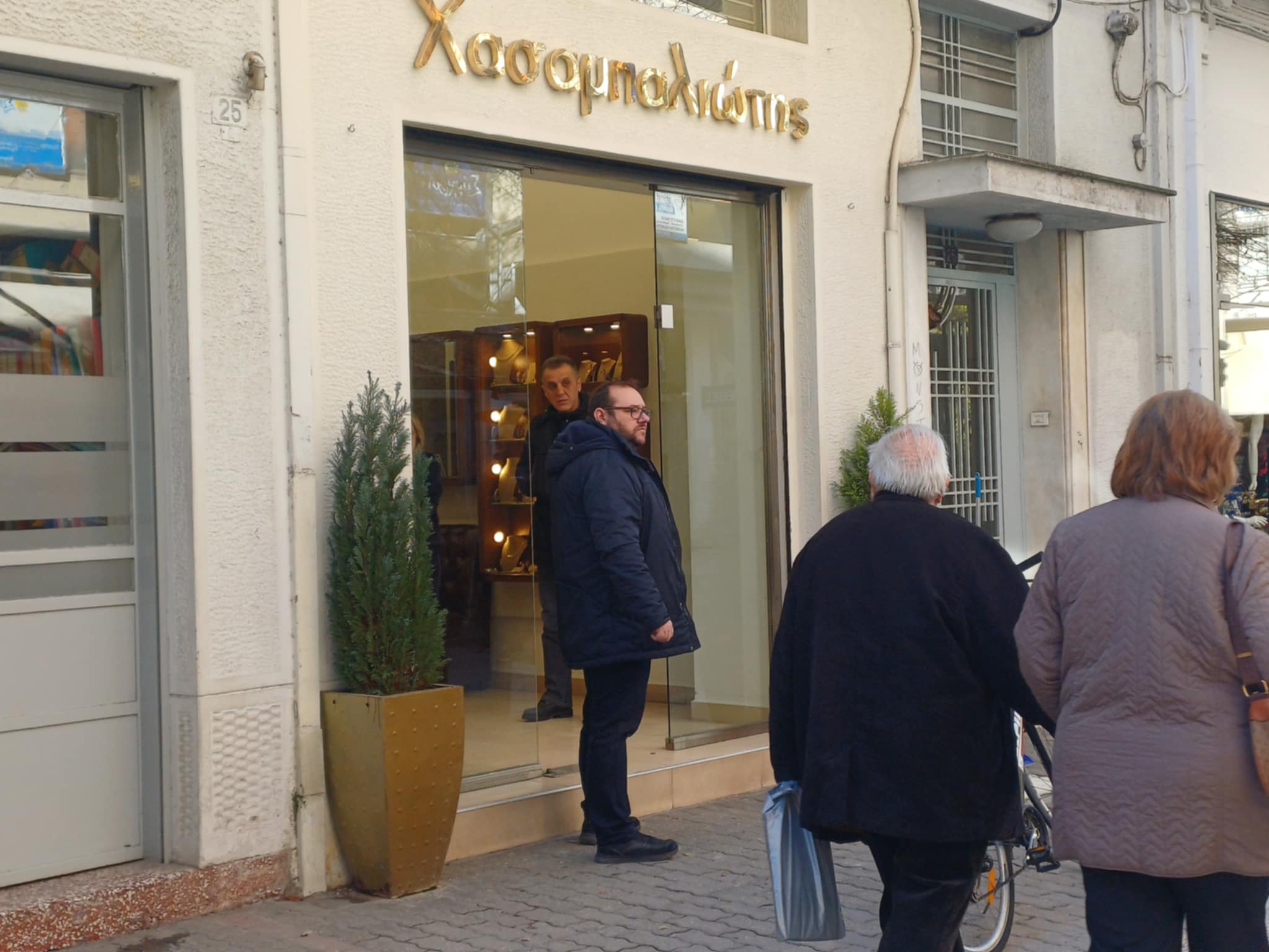 Διέρρηξαν κοσμηματοπωλείο στο κέντρο της Λάρισας- σήκωσαν τα ρολά με αυτοκίνητο και έσπασαν τη τζαμαρία (ΦΩΤΟ+video)