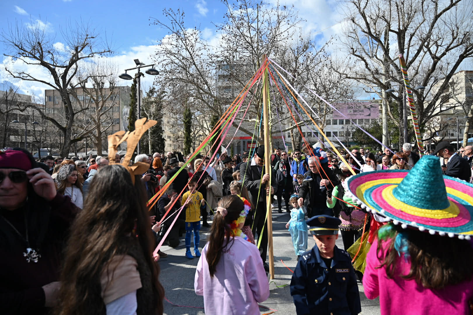 Σε ρυθμούς Αποκριάς η Λάρισα - Παραδοσιακό γλέντι στήθηκε στην κεντρική πλατεία (ΦΩΤΟ-ΒΙΝΤΕΟ)