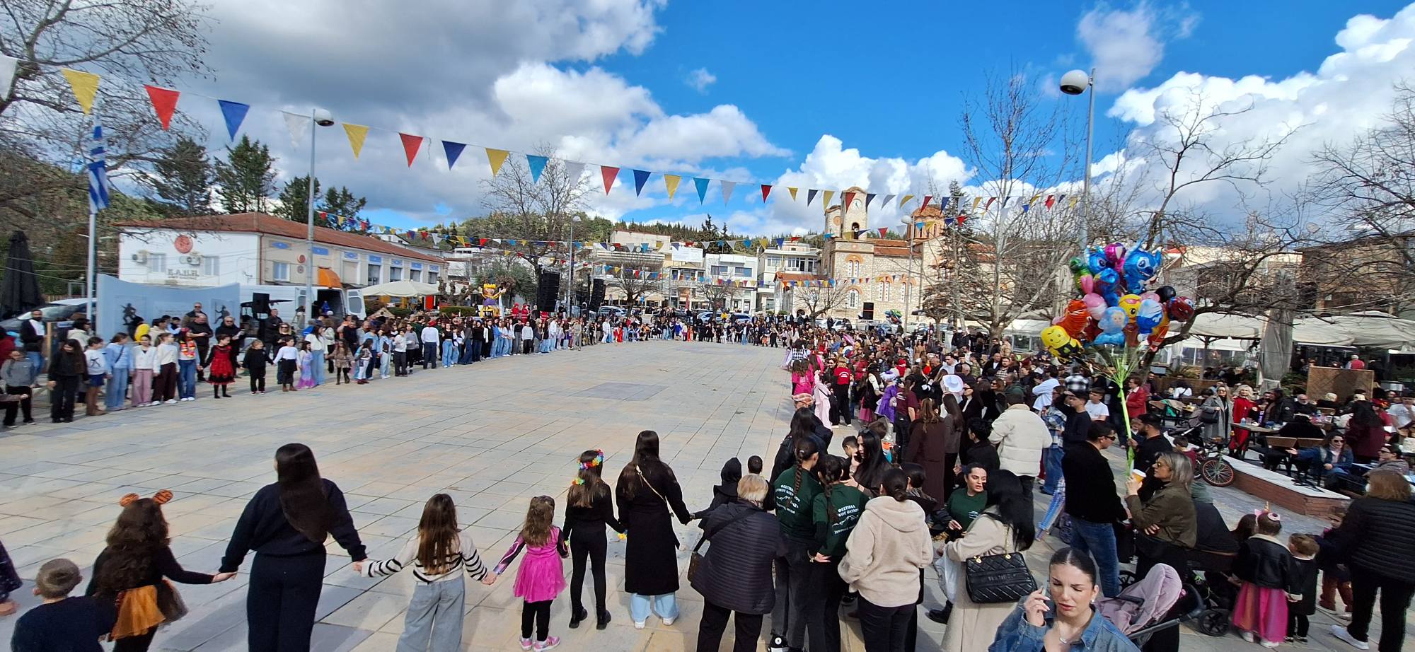 ΛΑΡΙΣΑ - Η Κεντρική Πλατεία Ελασσόνας μετατράπηκε σε ένα ζωντανό σημείο συνάντησης πολιτισμού και χαράς (ΦΩΤΟ) ΛΑΡΙΣΑ - Η Κεντρική Πλατεία Ελασσόνας μετατράπηκε σε ένα ζωντανό σημείο συνάντησης πολιτισμού και χαράς (ΦΩΤΟ)