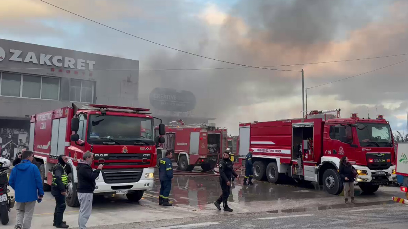 ΕΛΛΑΔΑ - Μαίνεται η φωτιά σε αποθήκη επιχείρησης με αθλητικά είδη στα Σπάτα, ενισχύθηκαν οι πυροσβεστικές δυνάμεις ΕΛΛΑΔΑ - Μαίνεται η φωτιά σε αποθήκη επιχείρησης με αθλητικά είδη στα Σπάτα, ενισχύθηκαν οι πυροσβεστικές δυνάμεις