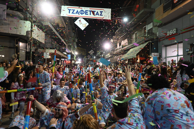 Φαντασμαγορική και ευρηματική με καυστικό χιούμορ η μεγαλη καρναβαλική παρέλαση στον Τύρναβο (ΦΩΤΟ)