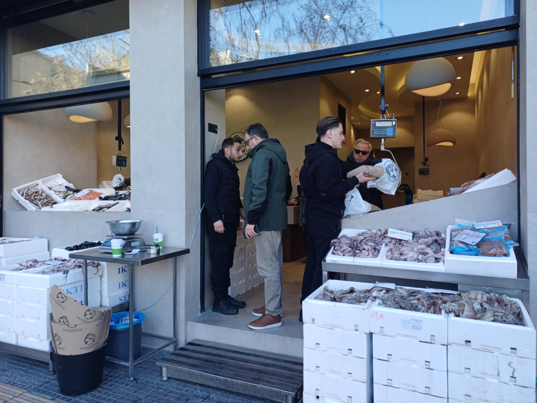 ΛΑΡΙΣΑ - Αλμυρές οι τιμές στα θαλασινά στη Λάρισα, αλλά... ουρές στα ιχθυοπωλεία (ΦΩΤΟ) ΛΑΡΙΣΑ - Αλμυρές οι τιμές στα θαλασινά στη Λάρισα, αλλά... ουρές στα ιχθυοπωλεία (ΦΩΤΟ)