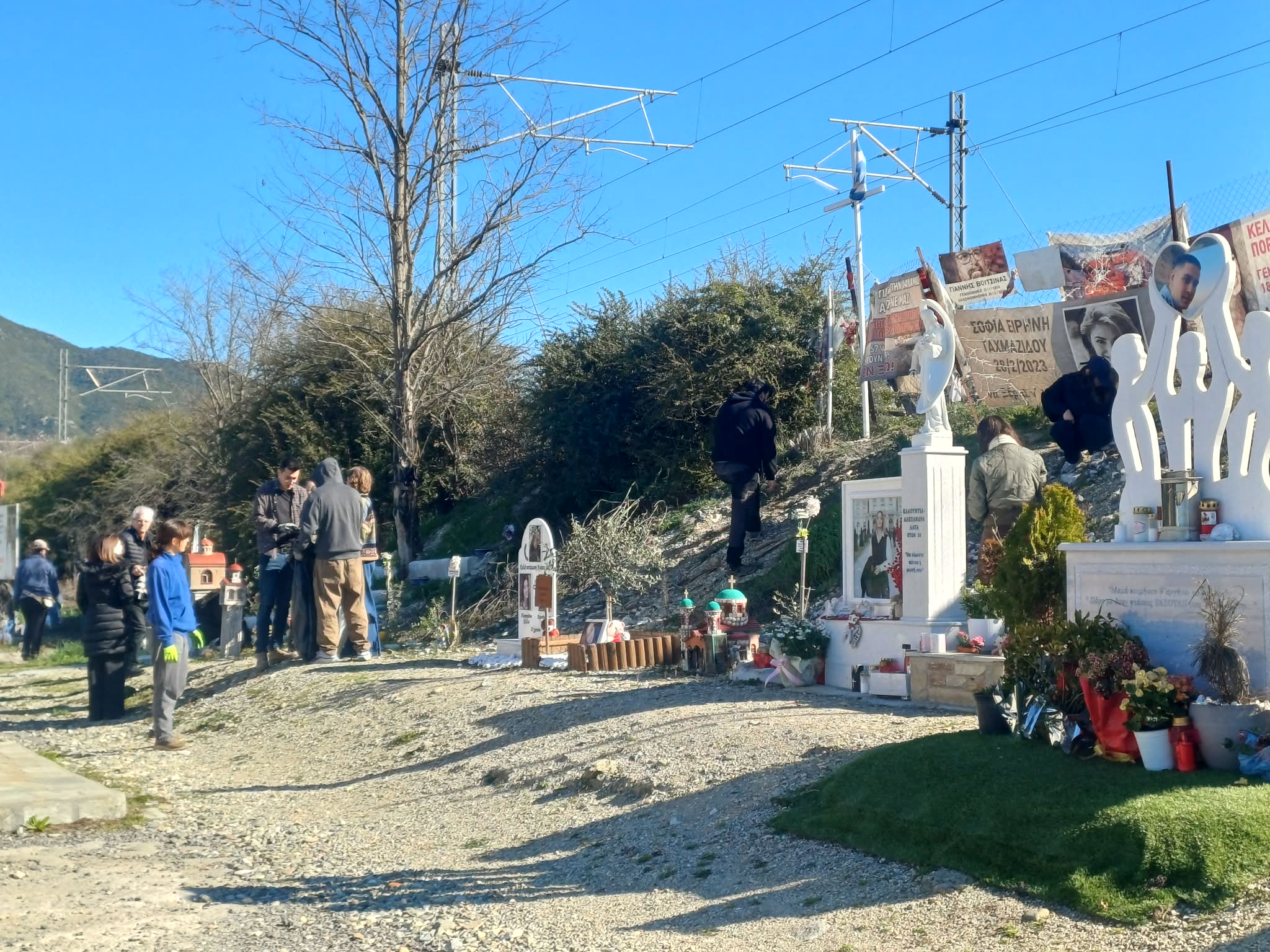 Συγκίνηση: 29 νέοι της Ευρώπης μέσω Κατερίνης στο μνημείο των Τεμπών για να καλλωπίσουν τις 57 ελιές