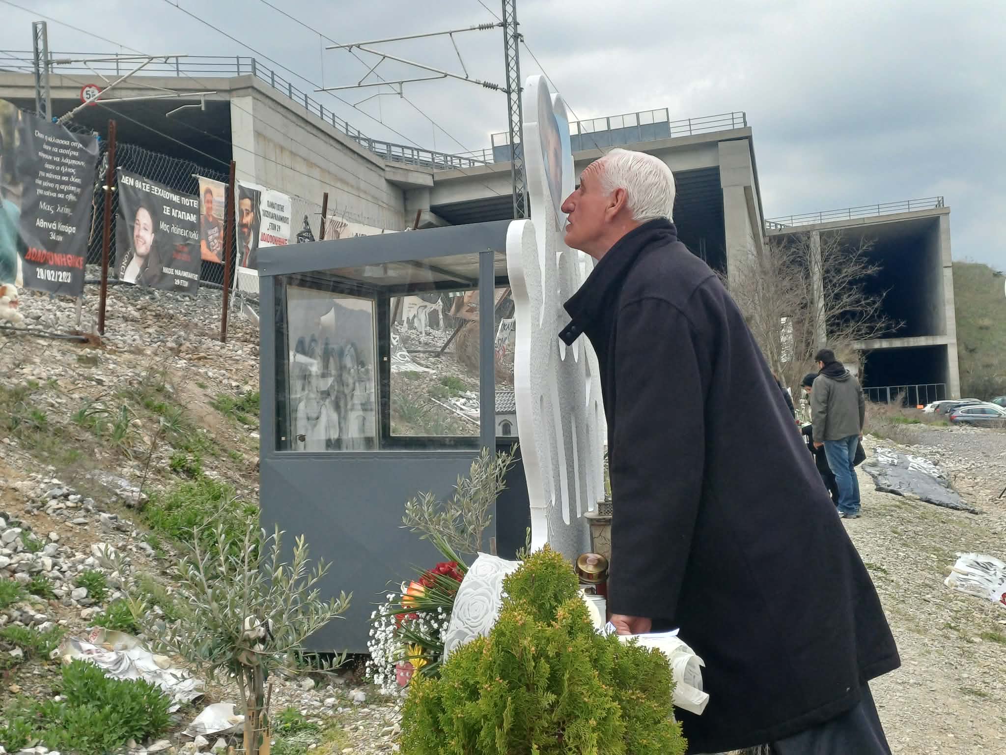 Βουβός πόνος και θλίψη από τους συγγενείς σήμερα τρία χρόνια μετά στον τόπο της τραγωδίας των Τεμπών (ΦΩΤΟ+video)