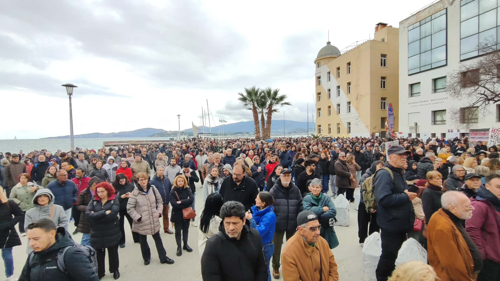 Ο Βόλος ζήτησε δικαιοσύνη για τα Τέμπη- ογκώδης συγκέντρωση στην παραλία και πορεία στο κέντρο της πόλης (ΦΩΤΟ)