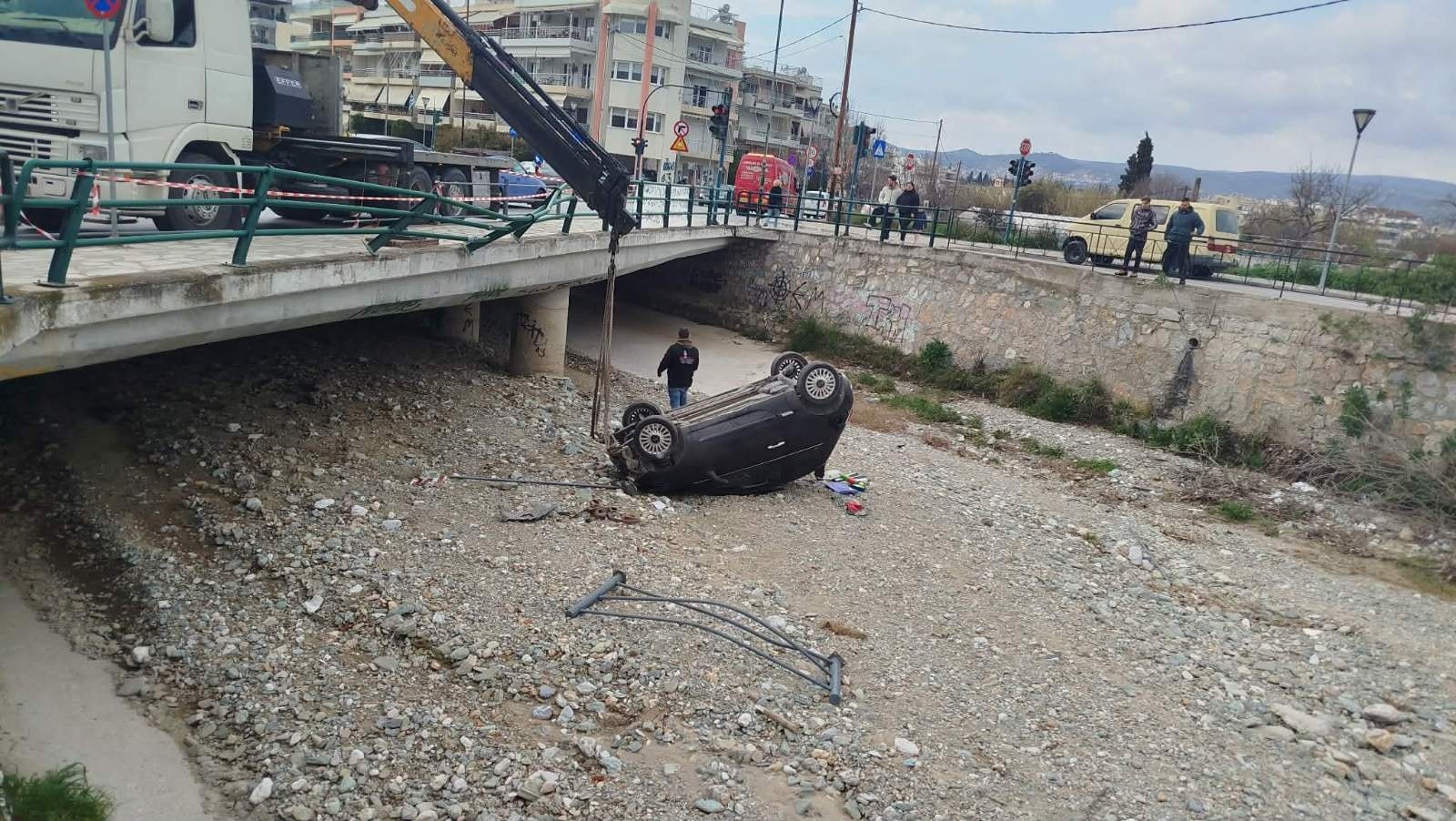 ΒΟΛΟΣ - Έχασε τον έλεγχο του αυτοκινήτου του και έπεσε μέσα στον Κραυσίδωνα στον Βόλο ΒΟΛΟΣ - Έχασε τον έλεγχο του αυτοκινήτου του και έπεσε μέσα στον Κραυσίδωνα στον Βόλο