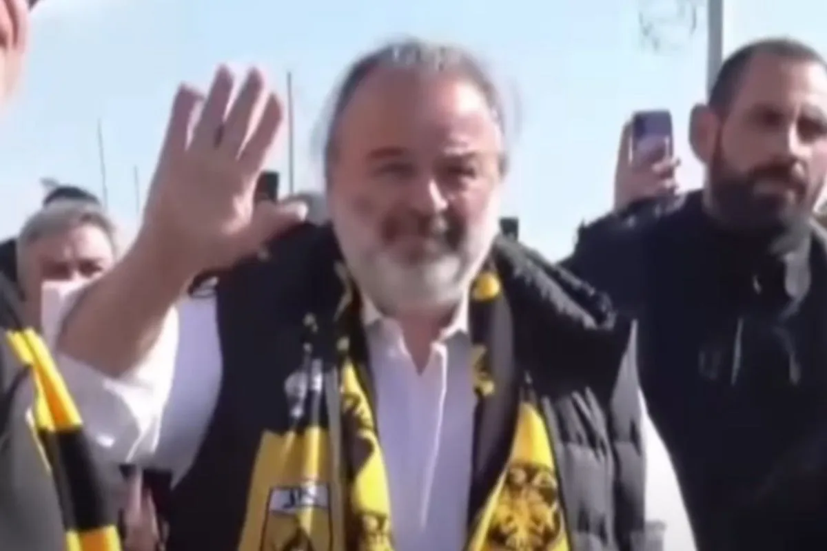 ΒΟΛΟΣ - ΑΕΚ: Χαμός στον Βόλο, αποθεώθηκε ο Ηλιόπουλος – Μοίρασε κασκόλ στους μικρούς φίλους της (βίντεο) ΒΟΛΟΣ - ΑΕΚ: Χαμός στον Βόλο, αποθεώθηκε ο Ηλιόπουλος – Μοίρασε κασκόλ στους μικρούς φίλους της (βίντεο)