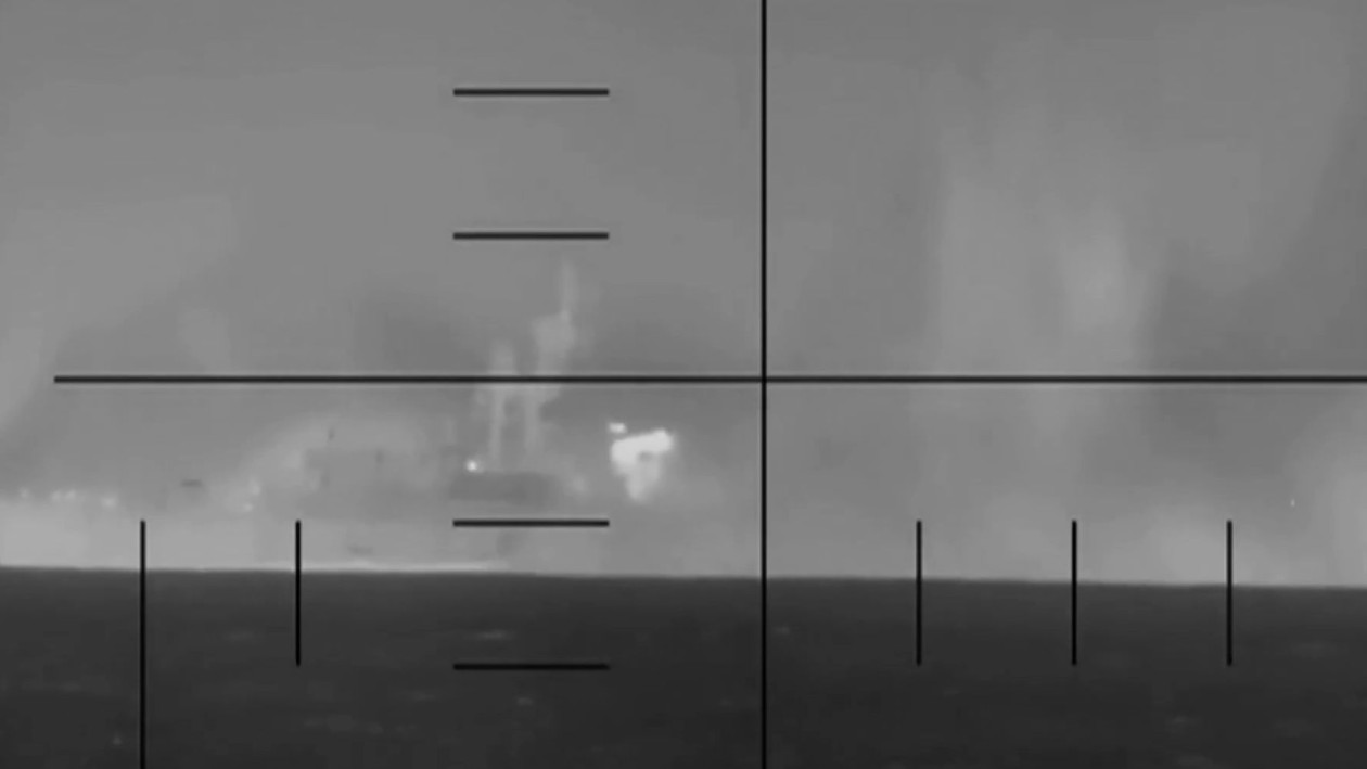 ΔΙΕΘΝΗ - Σοκ και Δέος: Τορπίλη από αμερικανικό υποβρύχιο βυθίζει ιρανική φρεγάτα - Βίντεο ΔΙΕΘΝΗ - Σοκ και Δέος: Τορπίλη από αμερικανικό υποβρύχιο βυθίζει ιρανική φρεγάτα - Βίντεο