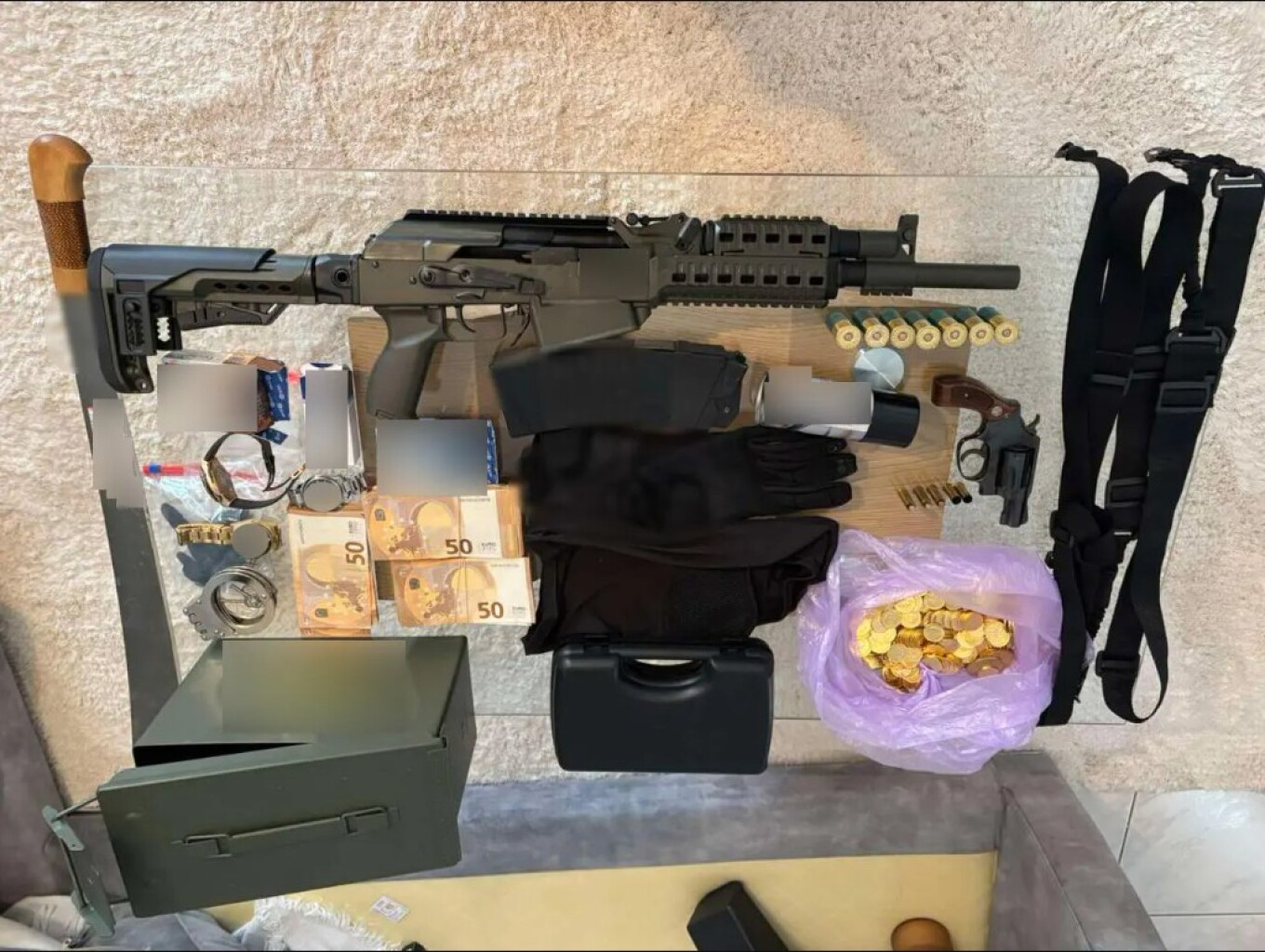 ΛΑΡΙΣΑ - Πώς το ελληνικό FBI έφτασε στα ίχνη της πιο ισχυρής οικογένειας Ρομά για την απάτη - μαμούθ με χρυσές λίρες στη Λάρισα ΛΑΡΙΣΑ - Πώς το ελληνικό FBI έφτασε στα ίχνη της πιο ισχυρής οικογένειας Ρομά για την απάτη - μαμούθ με χρυσές λίρες στη Λάρισα