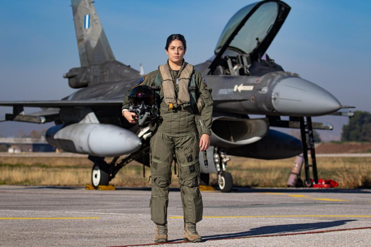 ΛΑΡΙΣΑ - Αυτή είναι η πρώτη Ελληνίδα πιλότος F-16 και υπηρέτησε στα «Φαντάσματα» στη Λάρισα ΛΑΡΙΣΑ - Αυτή είναι η πρώτη Ελληνίδα πιλότος F-16 και υπηρέτησε στα «Φαντάσματα» στη Λάρισα