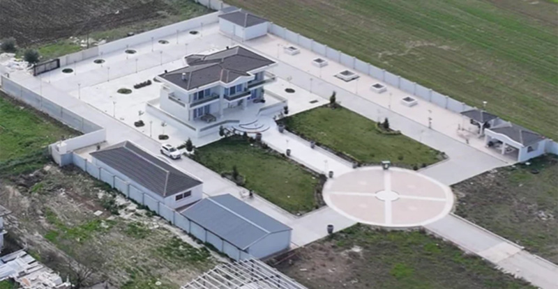 Λάρισα: Οι Ρομά που εμπλέκονται στην απάτη με τις χρυσές λίρες είχαν μέχρι και… ελικοδρόμιο! (video)