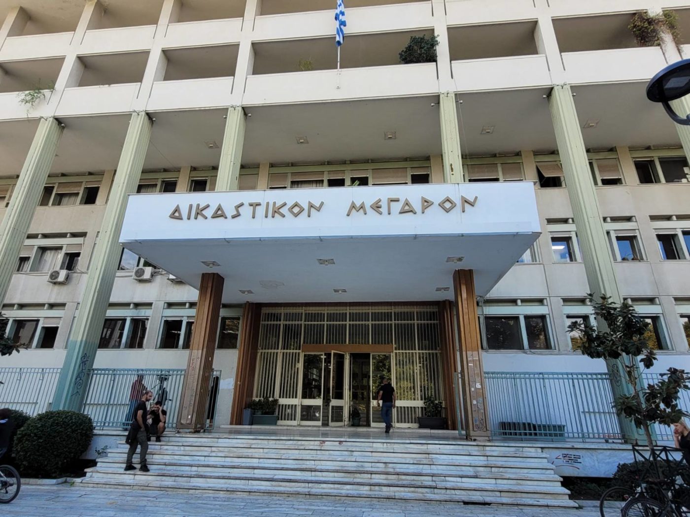 ΛΑΡΙΣΑ - Χρυσές λίρες, βίλες και ελικοδρόμιο: Στον ανακριτή Λάρισας σήμερα η οικογένεια Ρομά για τη μεγάλη απάτη ΛΑΡΙΣΑ - Χρυσές λίρες, βίλες και ελικοδρόμιο: Στον ανακριτή Λάρισας σήμερα η οικογένεια Ρομά για τη μεγάλη απάτη